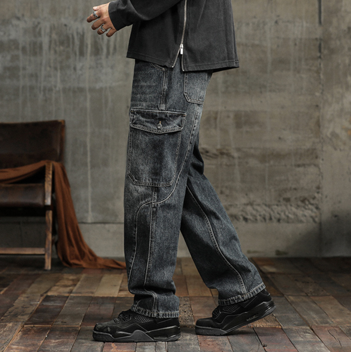 MULTI-POCKET CARGO JEANS